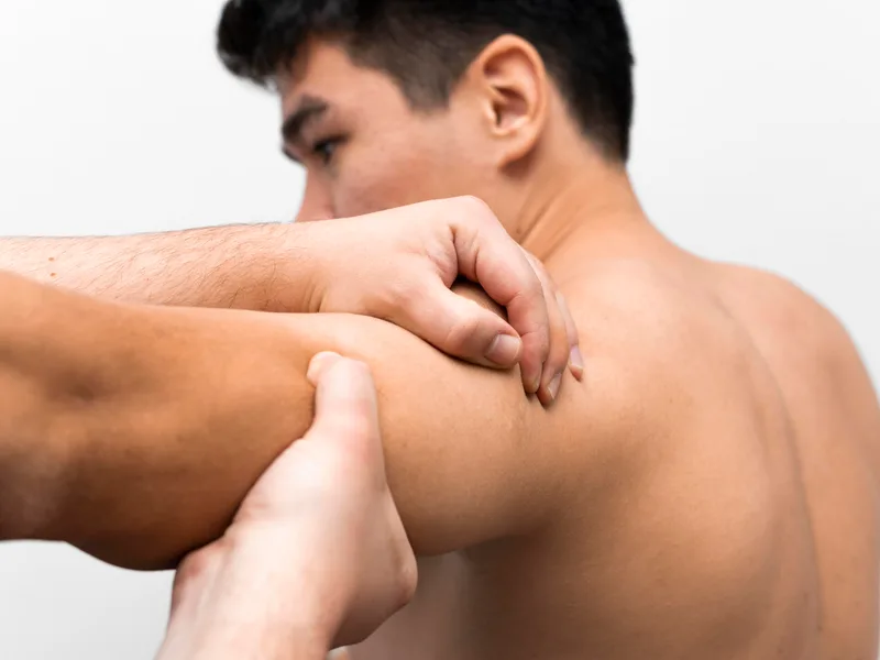 Embrun Chiropractic Clinic treating shoulder pain in Embrun